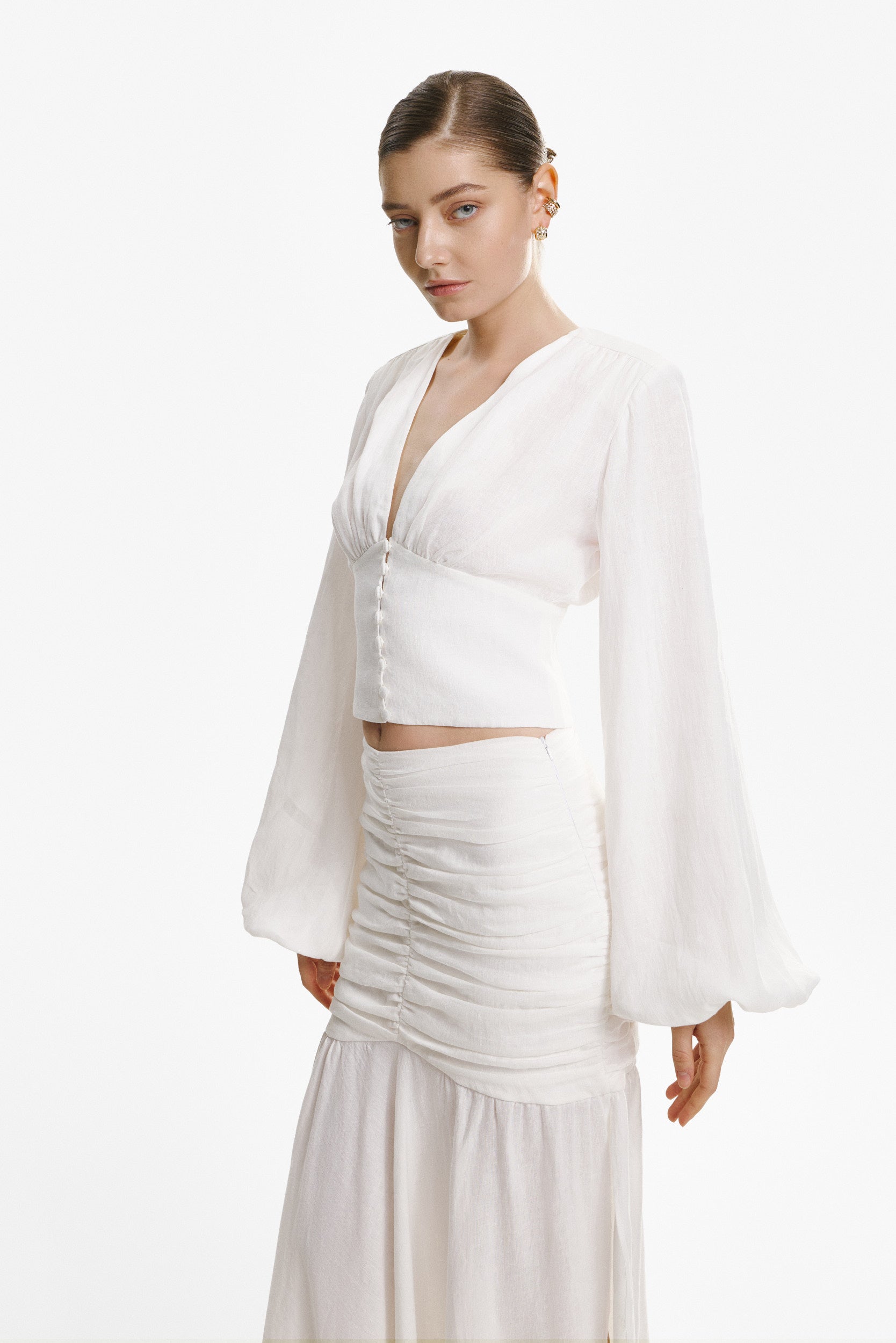 Ample-sleeve linen top in white