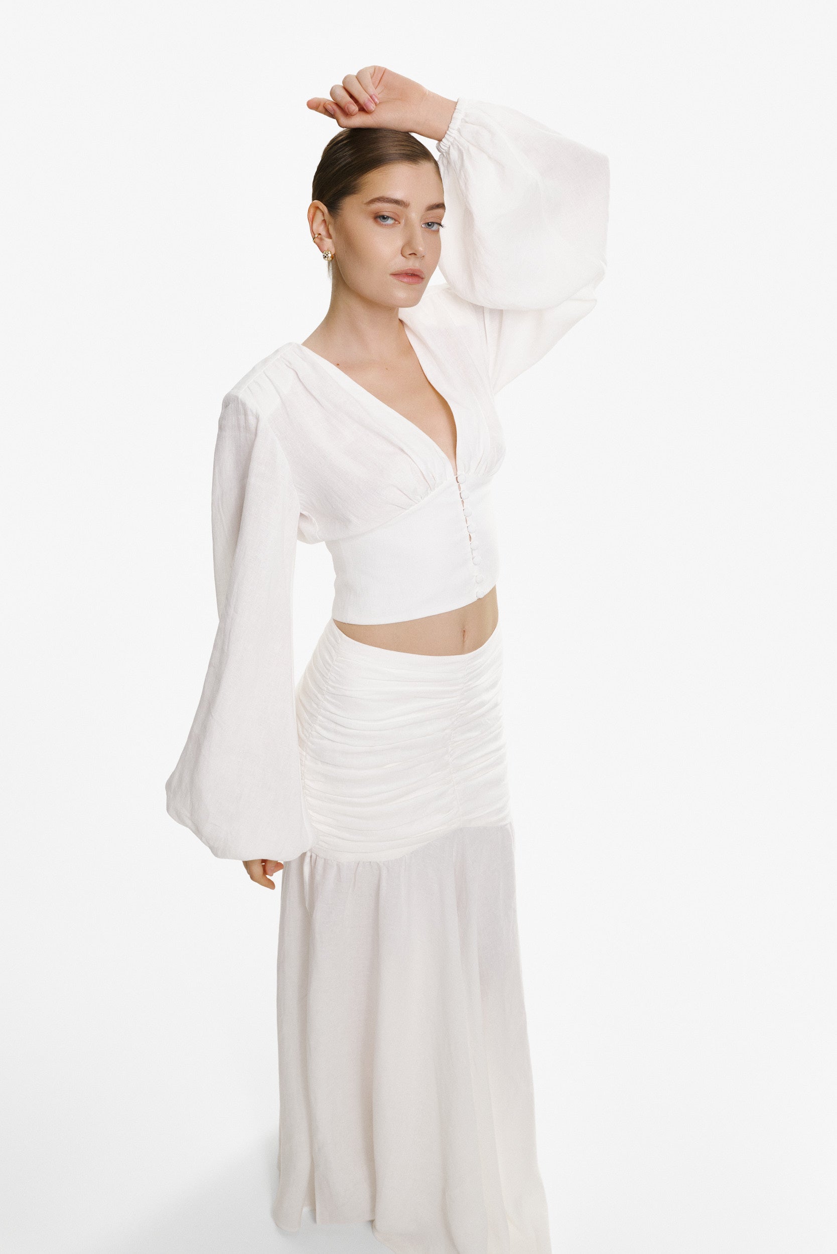 Ample-sleeve linen top in white