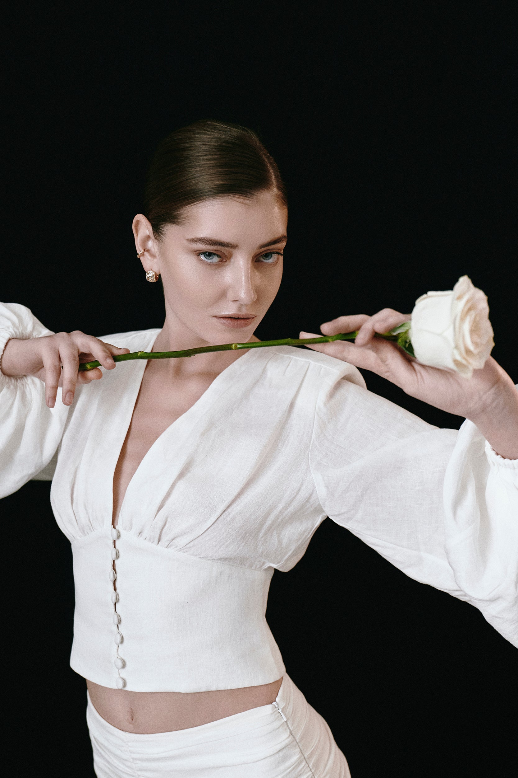 Ample-sleeve linen top in white