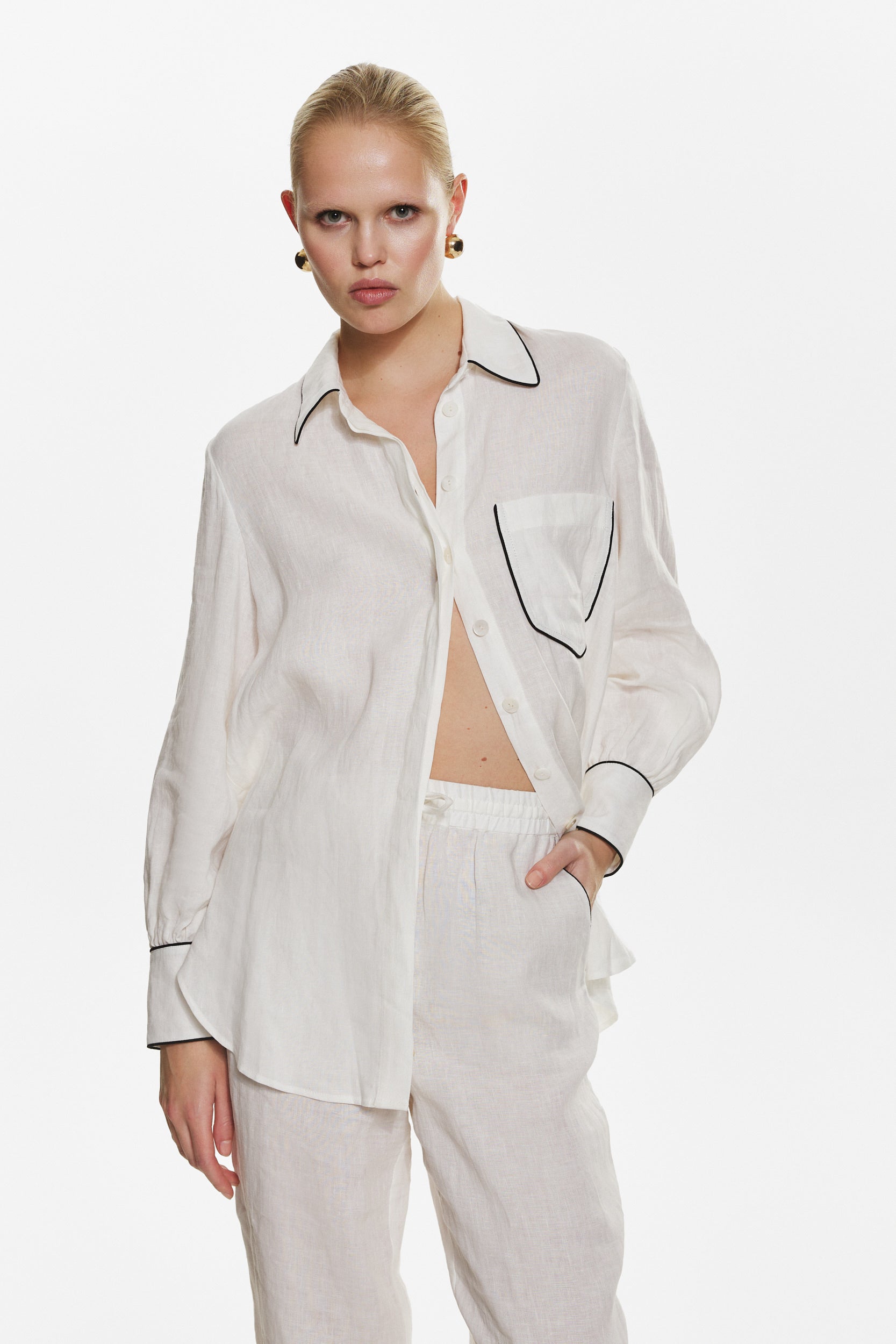 Oversized linen shirt in white