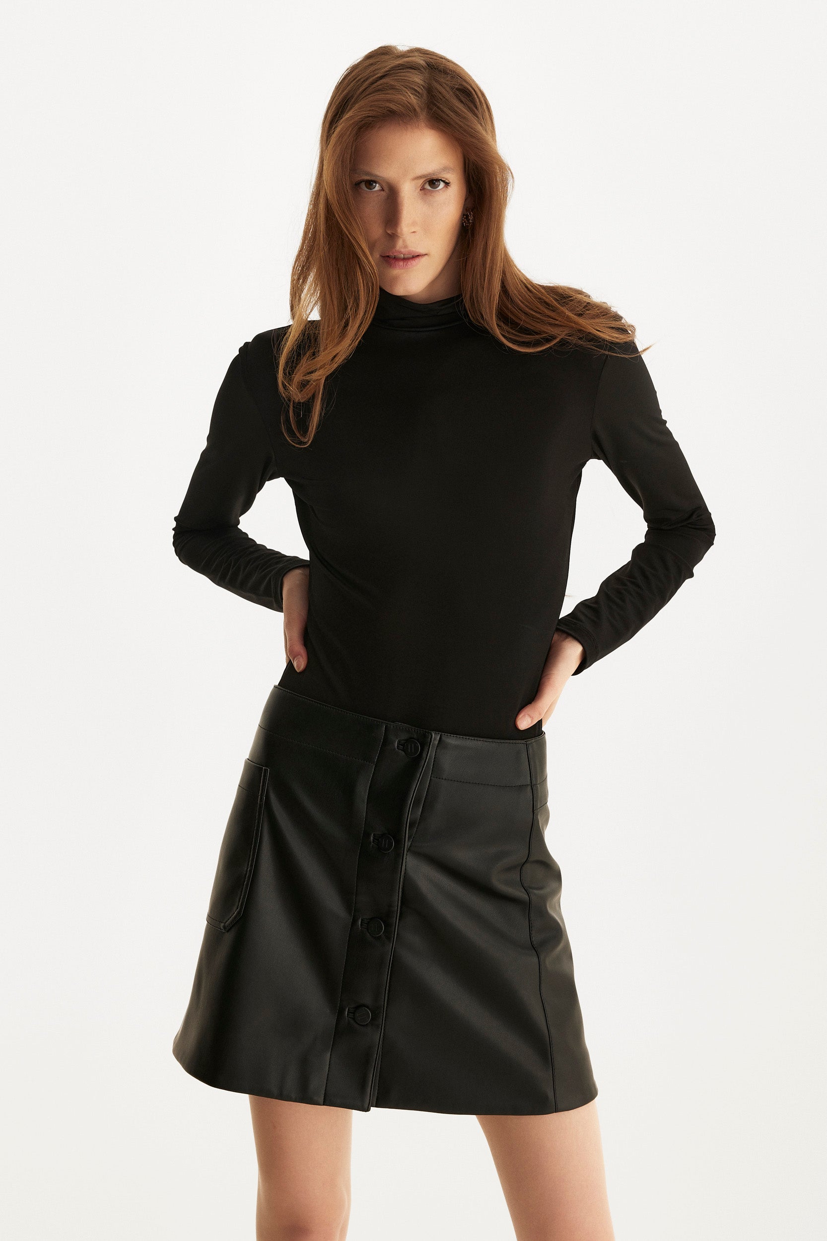 Viscose open-back top in black