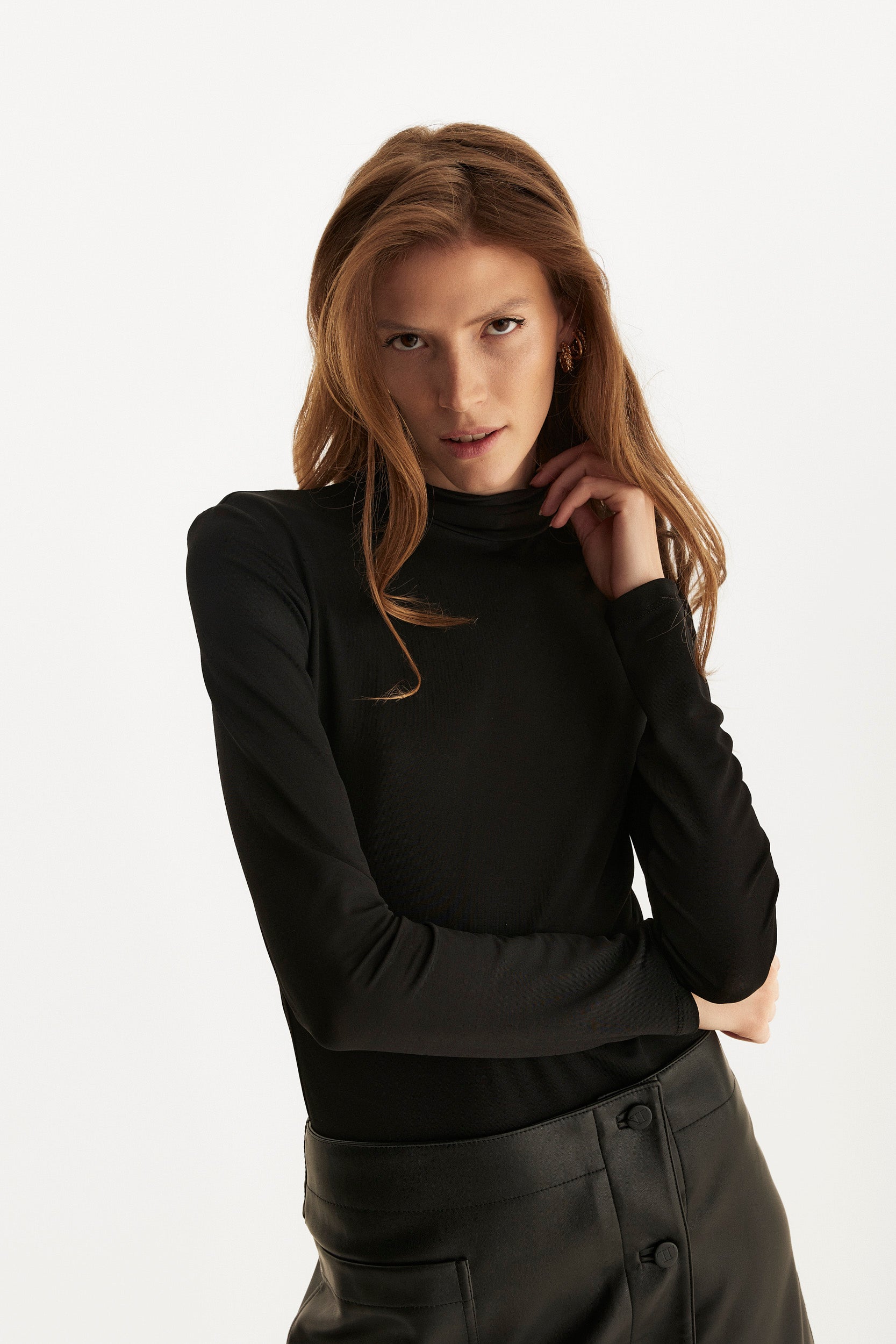 Viscose open-back top in black