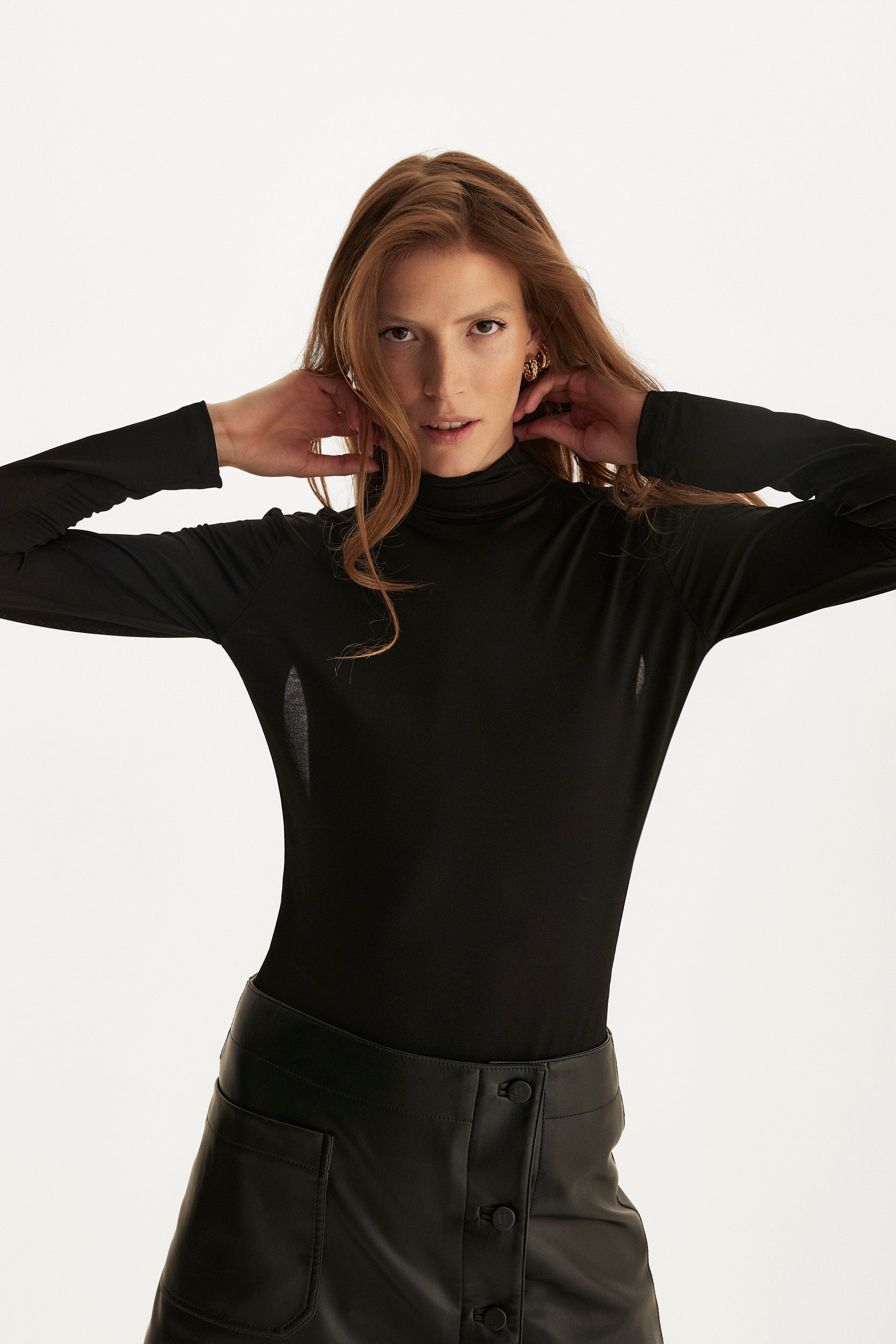 Viscose open-back top in black