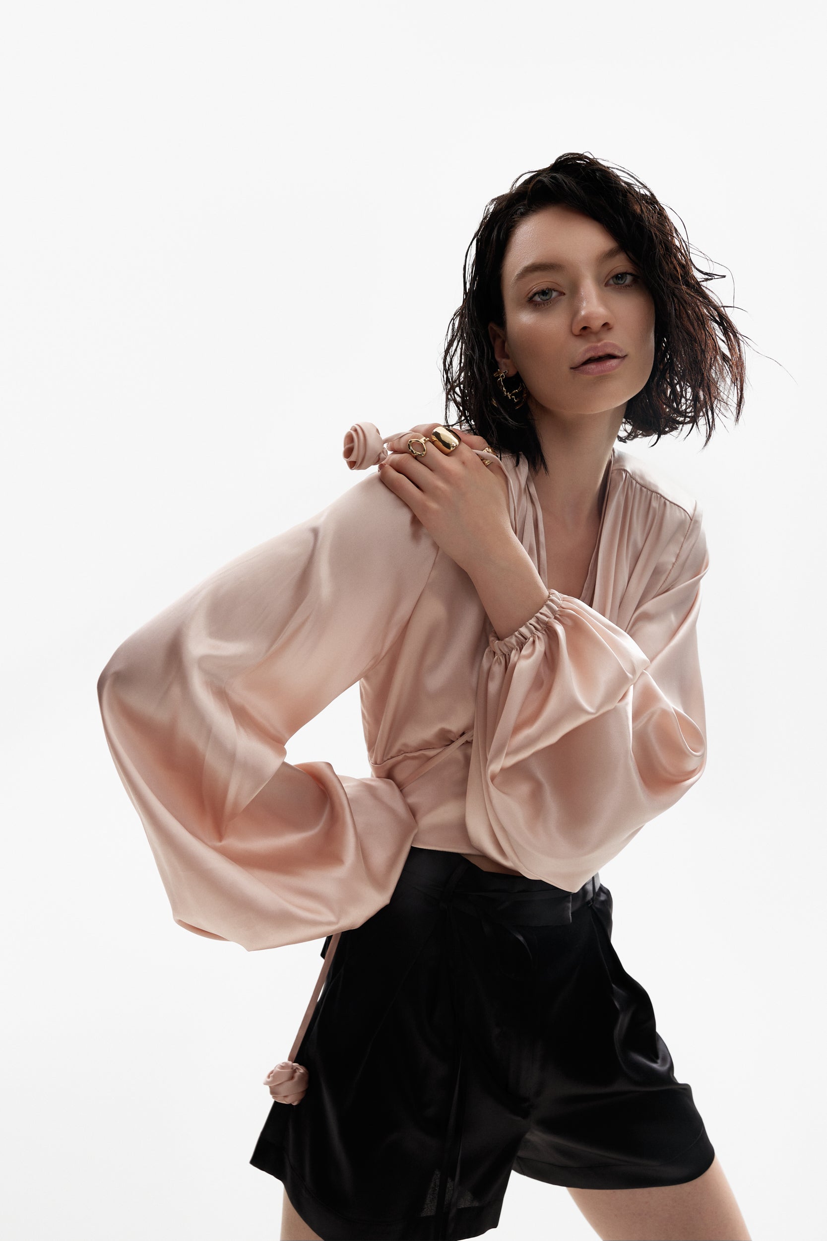 Ample-sleeve satin top in pink