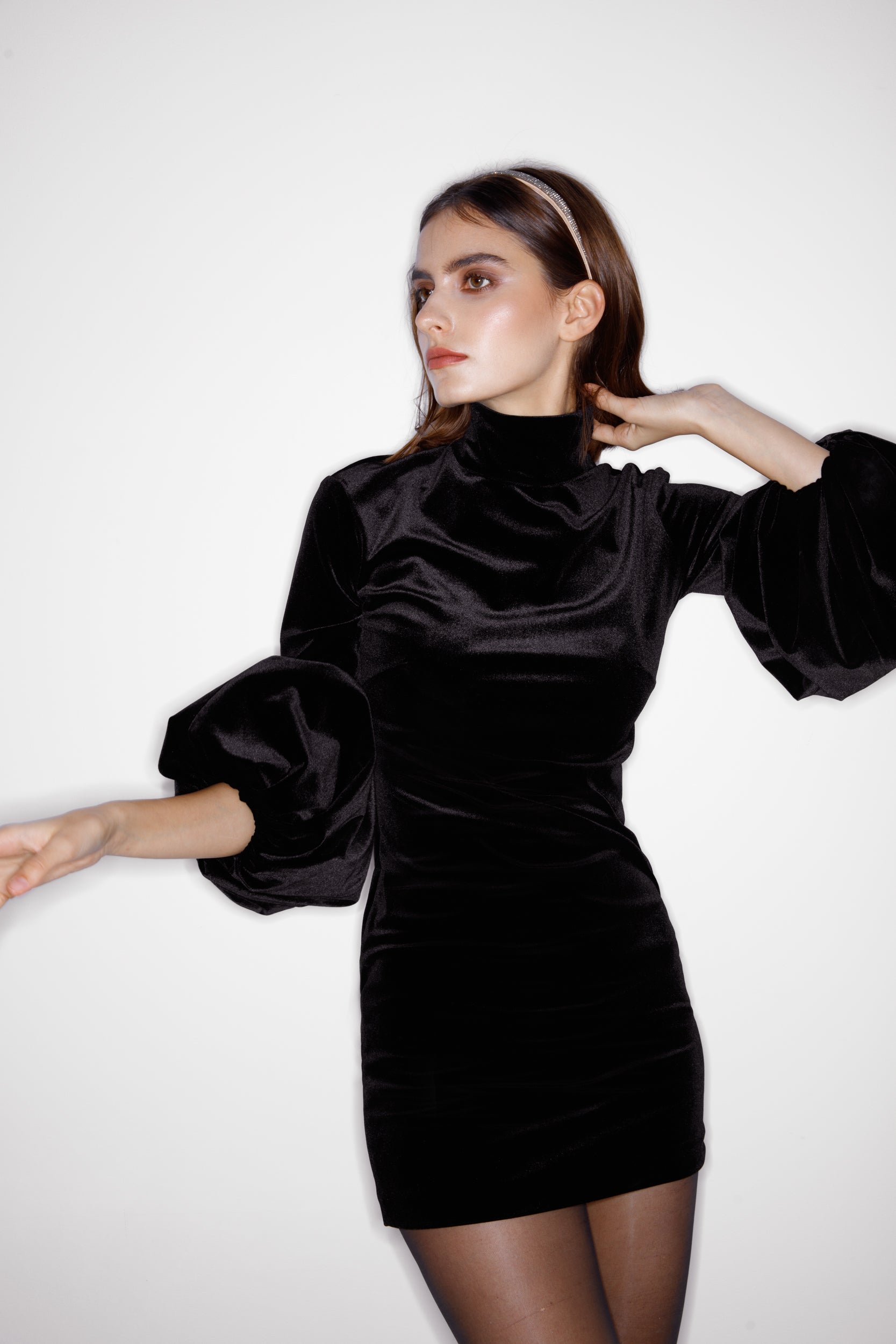 Mini velvet black dress