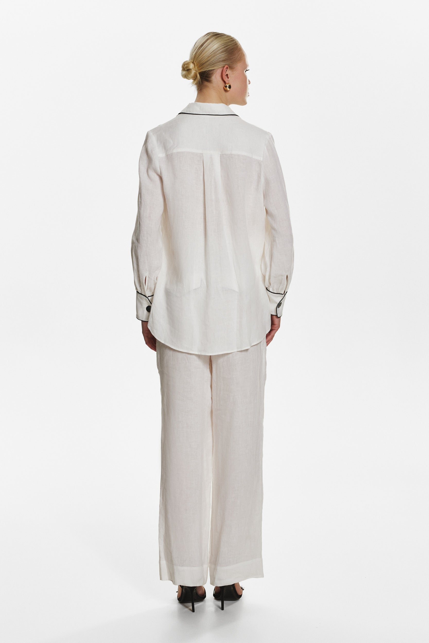 Oversized linen shirt in white