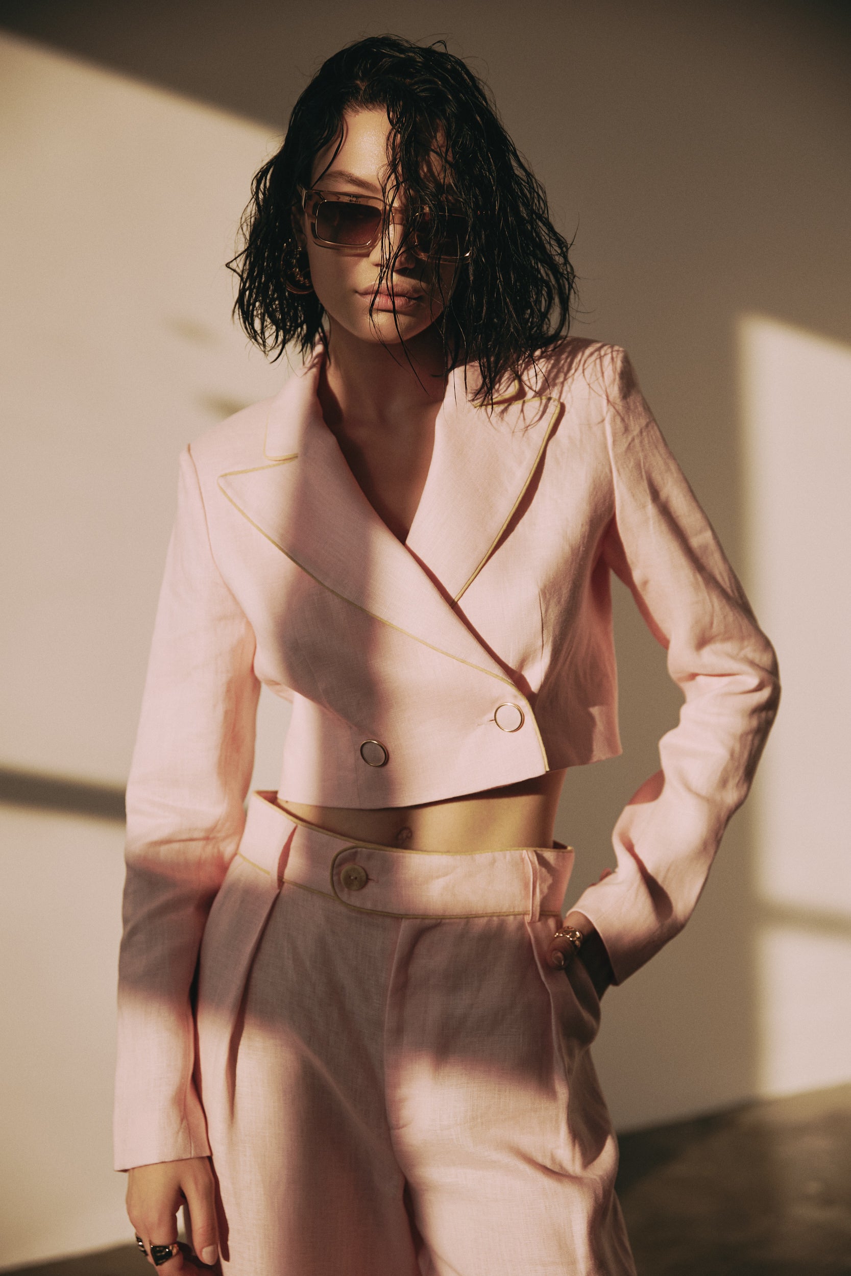 Cropped linen blazer in pink
